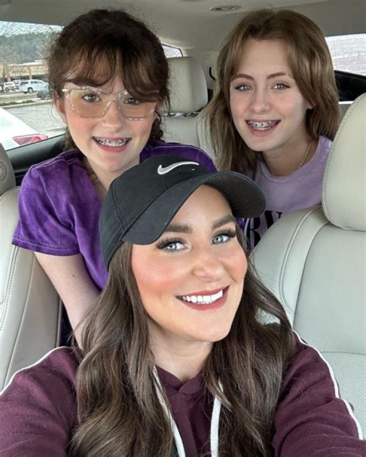 'Teen Mom 2' Leah Messer Stocks Up On Hair Extensions Before Heading Off On A Much Needed Vacation!