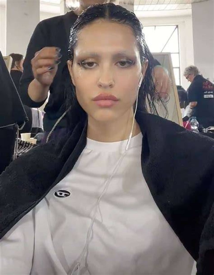 Amelia Hamlin Shaves Off Her Eyebrows For Photo Shoot In Wild TikTok