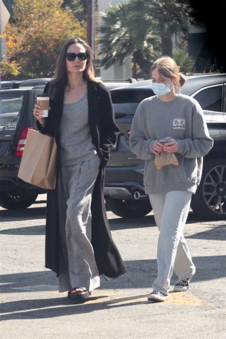 Angelina Jolie & Vivienne Go Shopping As Brad Pitt Wins Golden Globe – Hollywood Life