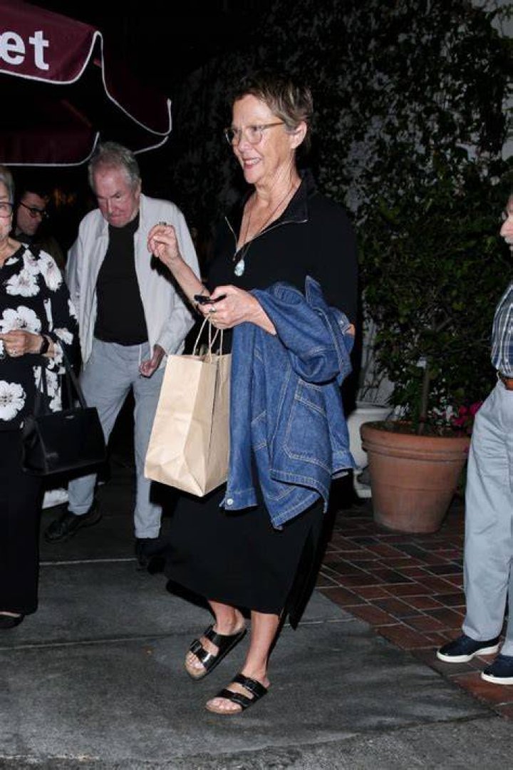 Annette Bening & Warren Beatty Spotted On Sexy Date: Photo – Hollywood Life