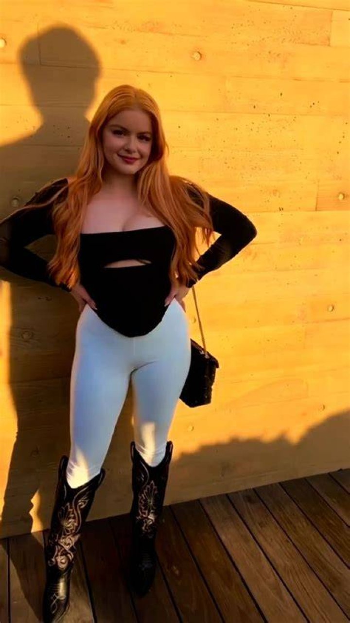 Ariel Winter’s White Bikini — Shop Her Sexy Swimsuit With Gold Chains – Hollywood Life