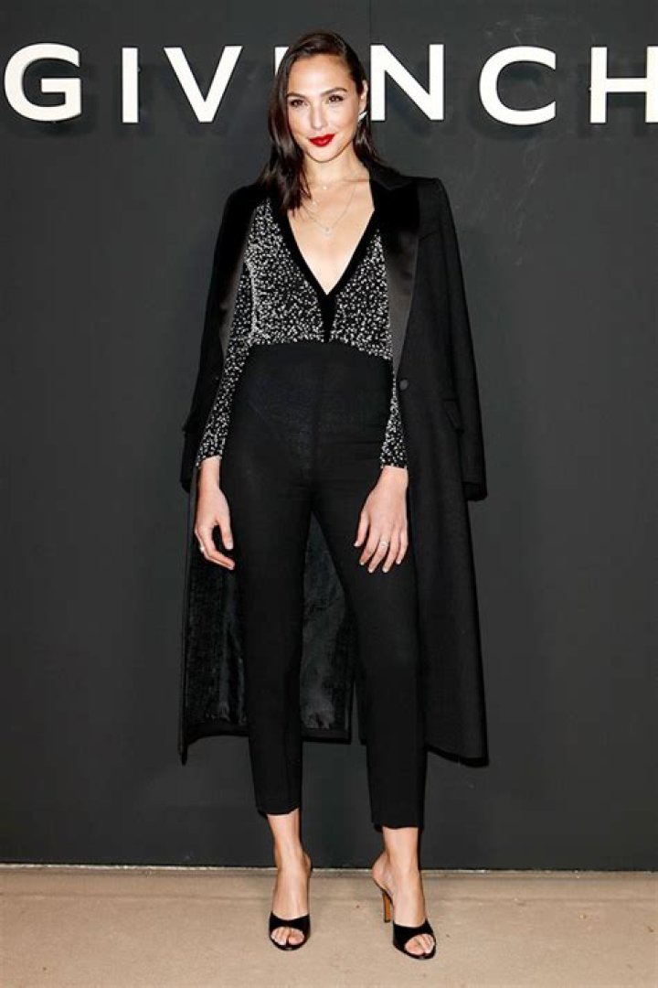 Bella Hadid, Gal Gadot, Hailee Steinfeld & More Celebs Flaunting Cleavage In Plunging Jumpsuits