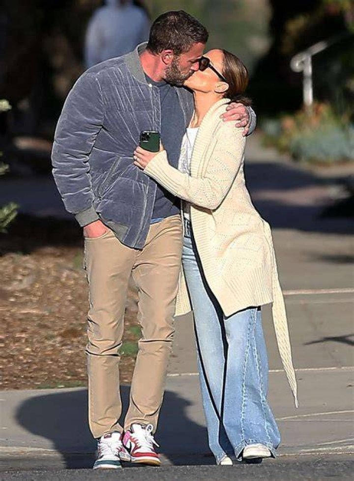 Ben Affleck & Jennifer Lopez Hold Hands As They Brave The Cold In NYC — Photo