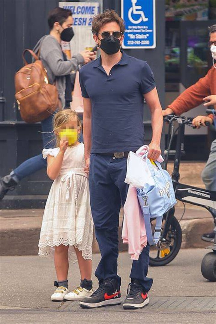 Bradley Cooper Wears Mask With Daughter Amid Bad Air Quality In NYC – Hollywood Life