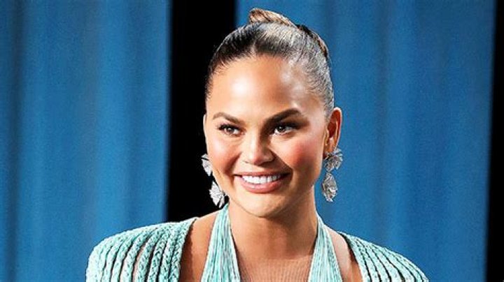 Chrissy Teigen Flaunts Nose Piercing Before It ‘Fell Out’ — See Pic – Hollywood Life