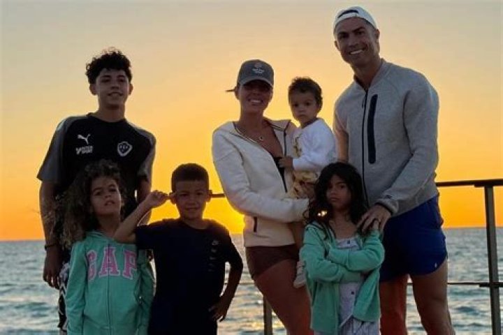 Cristiano Ronaldo & Family: Photos – Hollywood Life