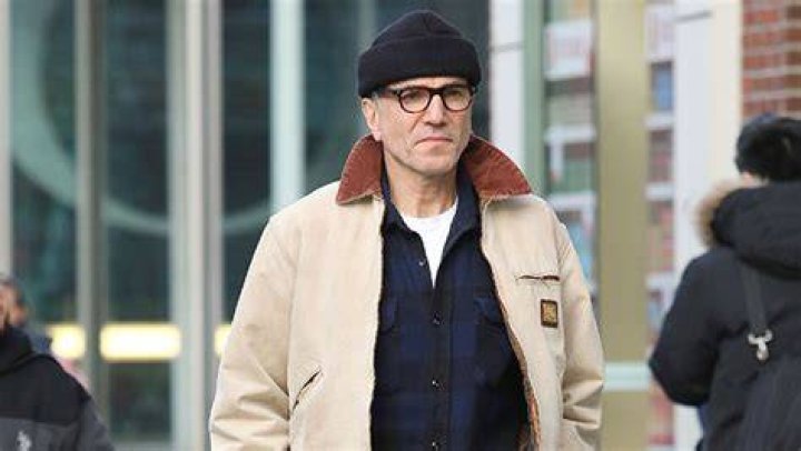 Daniel Day-Lewis Seen Walking With Crutches In New York City: Photos – Hollywood Life