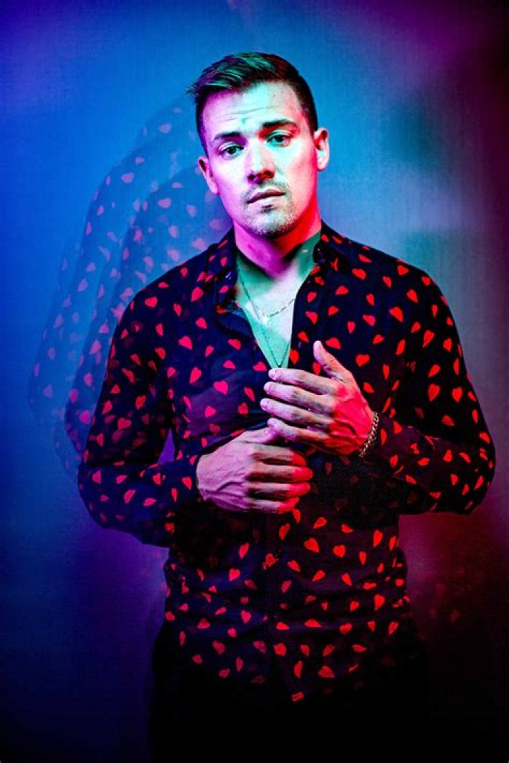 Davis Mallory’s ‘Fire Signs’ Is A Cosmic Love Song – Hollywood Life