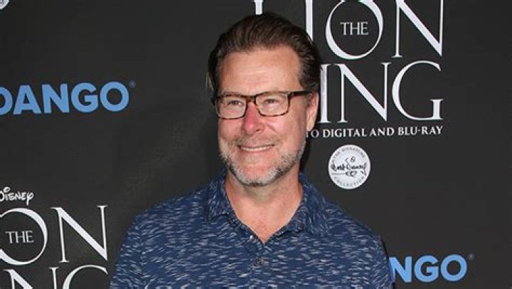 Dean McDermott Kisses Lily Calo at LAX: Photos – Hollywood Life