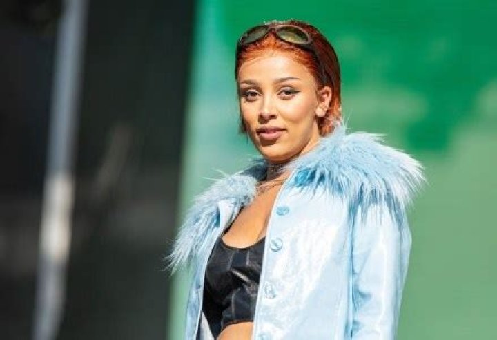 Doja Cat Performs In White Bikini Top & Revealing Ripped Leggings – Hollywood Life