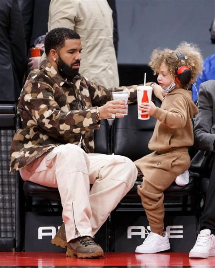 Drake Buys $77k Diamond Ring To Pay Tribute To Son Adonis, 4 — Photo