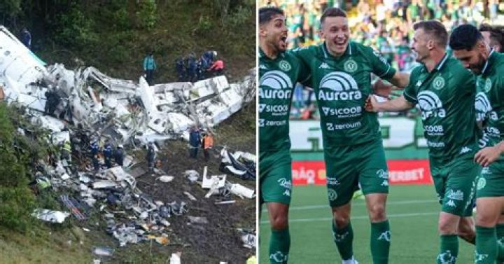 El Clásico: Teams Hold Moment Of Silence For Chapecoense Plane Crash Victims