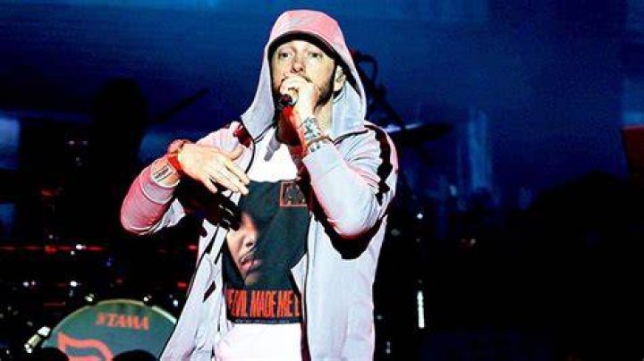 Eminem On Rihanna & Chris Brown Assault Lyrics: Statement – Hollywood Life