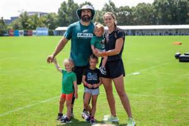 Fan Apologizes to Jason Kelce’s Wife Kylie for Screaming at Her