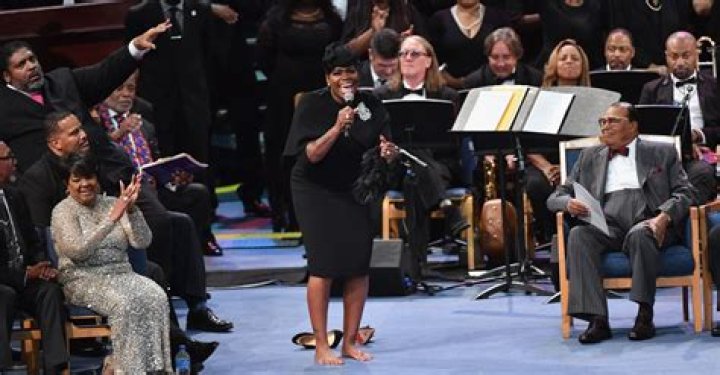 Fantasia Kicks Off Her Shoes To Sing ‘Precious Lord’ At Aretha Franklin’s Funeral