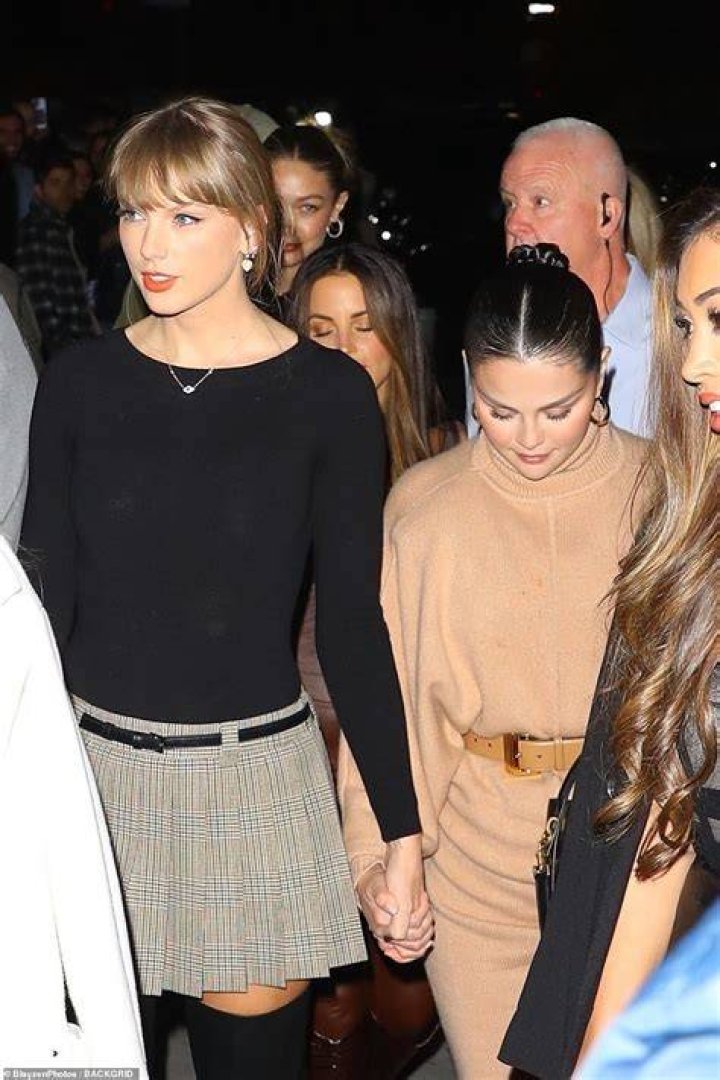 Girls Night! Taylor Swift Steps Out With Selena, Gigi, Sophie, Brittany and More in NYC