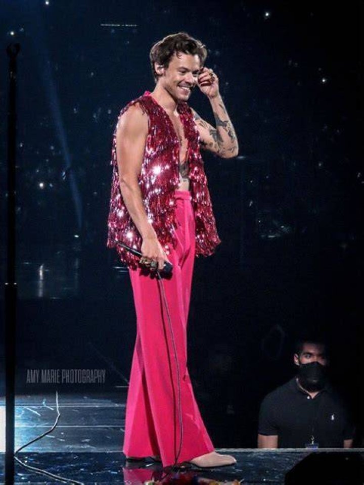 Harry Styles Kicks It Off Stage — Shade – Hollywood Life