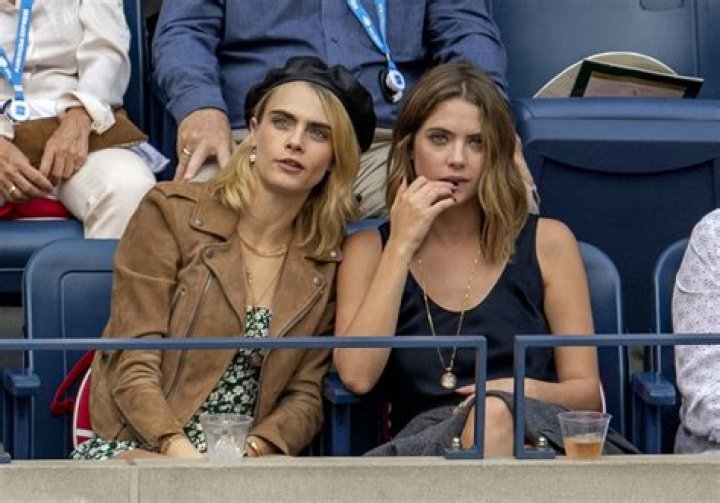 Holding Hands Cara Delevingne – Hollywood Life