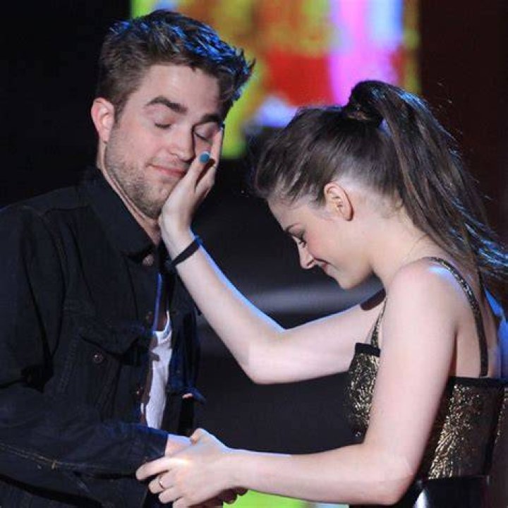 Hottest Best Kiss Moments At MTV Movie Awards — Rob & Kristen & More – Hollywood Life