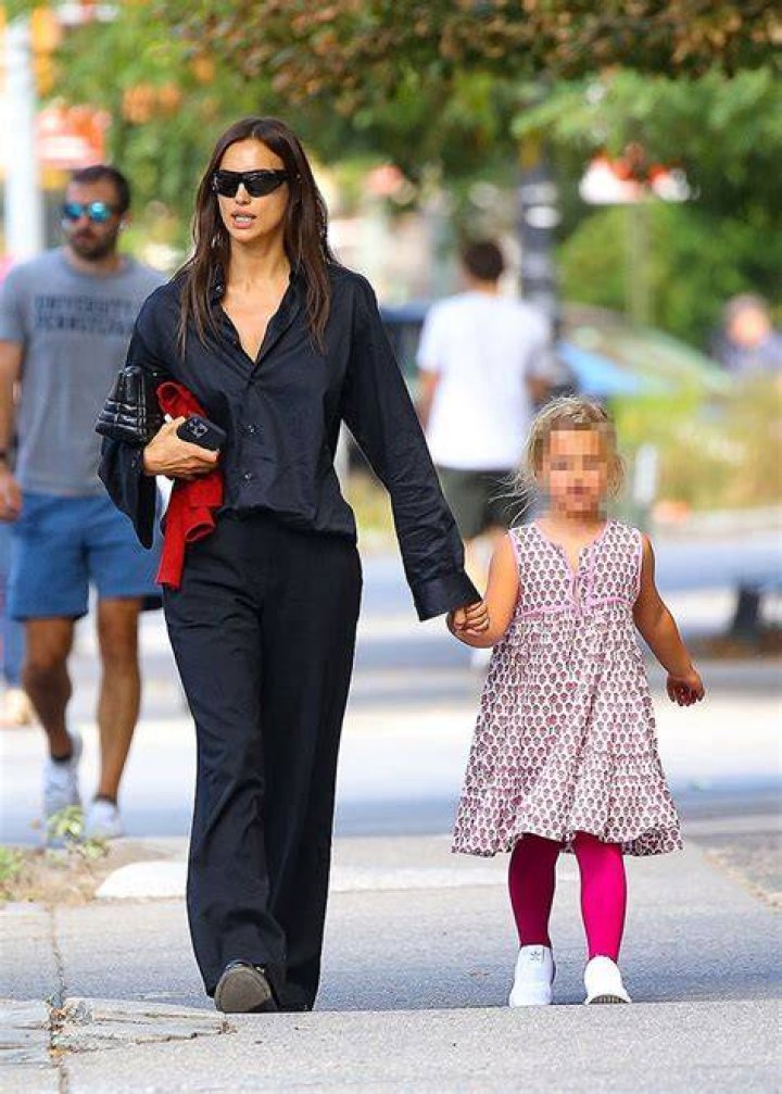 Irina Shayk With Daughter Lea In NYC Amid Bradley Romance Rumors – Hollywood Life