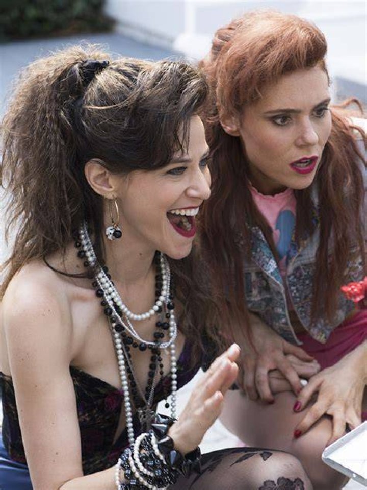 Jackie Tohn Talks ‘GLOW’ S3 & Melrose’s New Lover: Interview – Hollywood Life