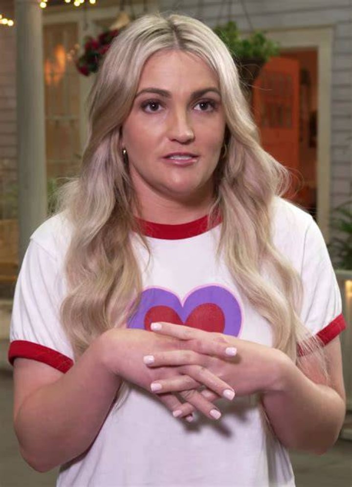 Jamie Lynn Spears Wears Red Mini Skirt & Blazer Amid Britney’s Comment – Hollywood Life