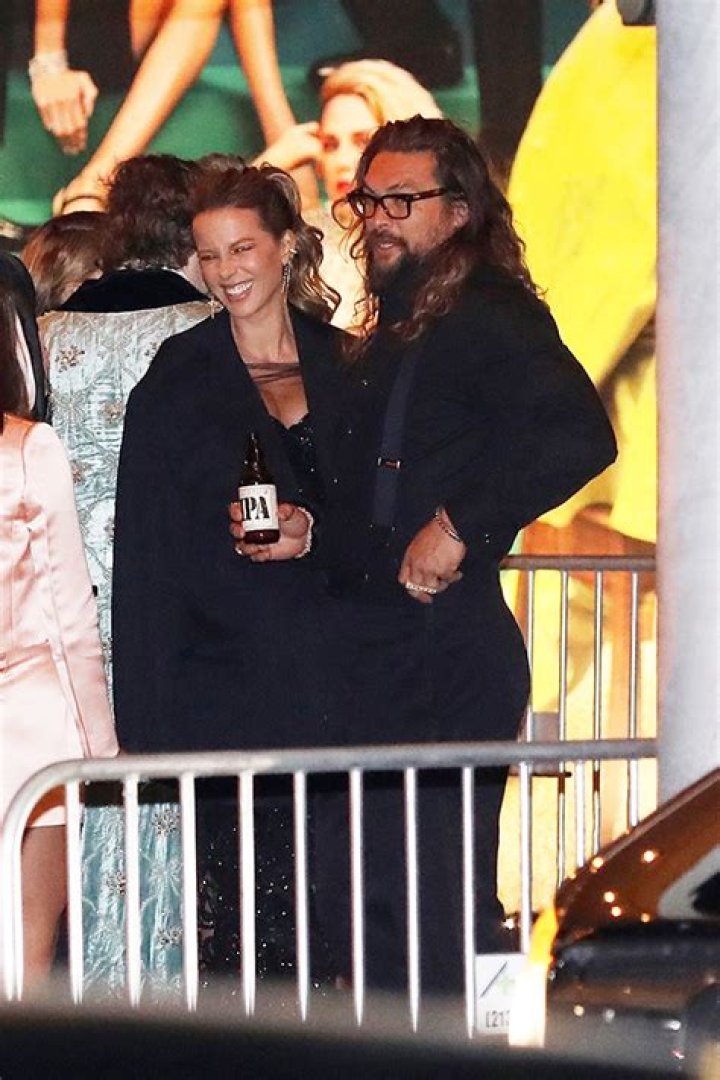 Jason Momoa Lends His Jacket To Kate Beckinsale At Vanity Fair Oscars – Hollywood Life