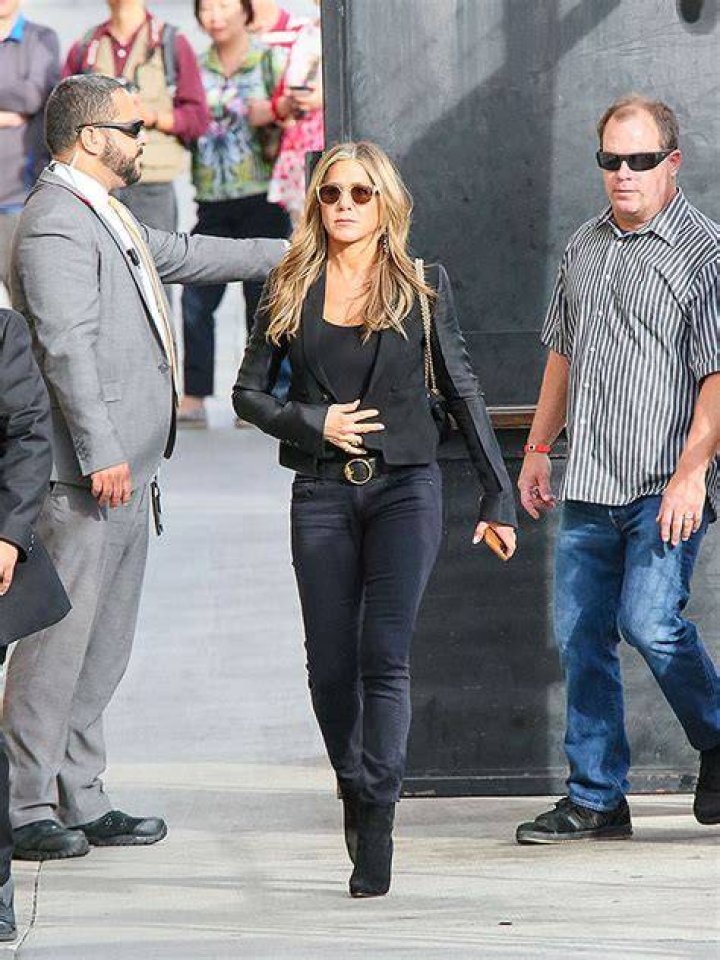 Jennifer Aniston Rocks Black Bodysuit & Jeans At Dinner – Hollywood Life