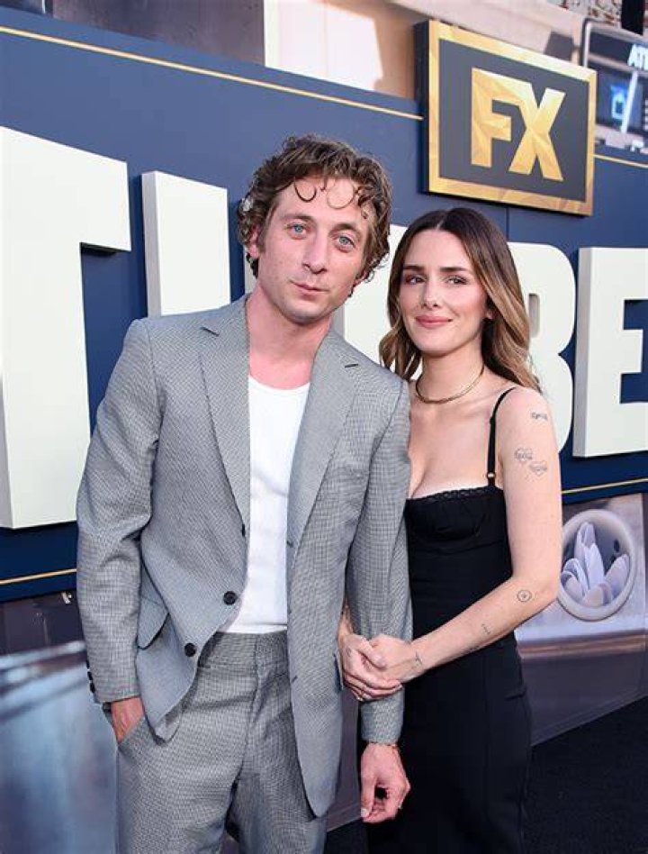 Jeremy Allen White Kisses Ashley Moore After Split: Photos – Hollywood Life