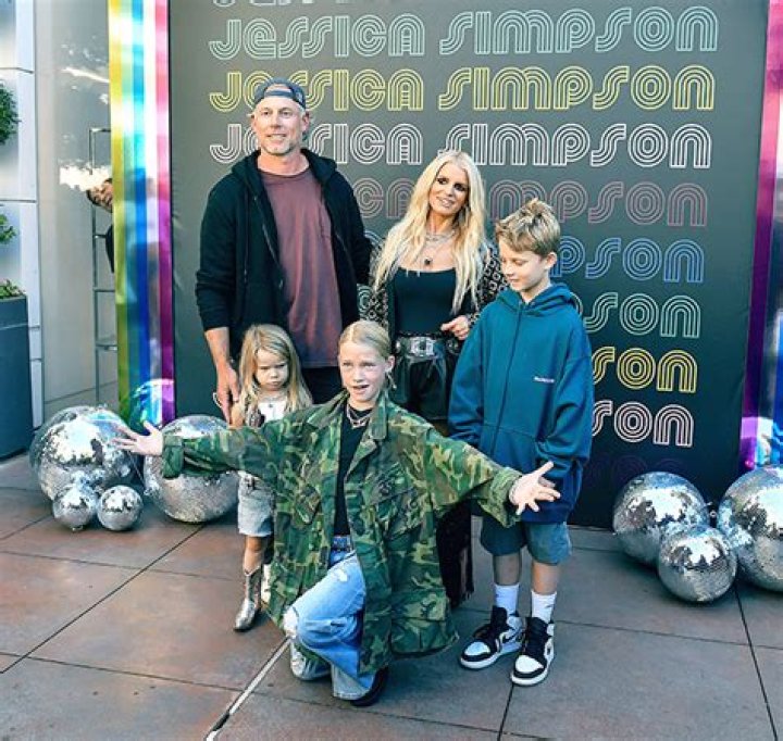 Jessica Simpson Goes Makeup-Free On Valentine’s Day With Her Kids – Hollywood Life