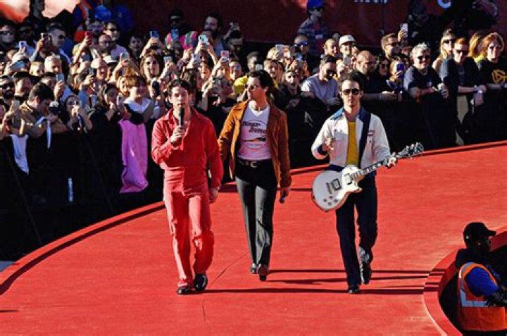 Jonas Brothers Thanksgiving Halftime Show Brings The Family Vibes – Hollywood Life