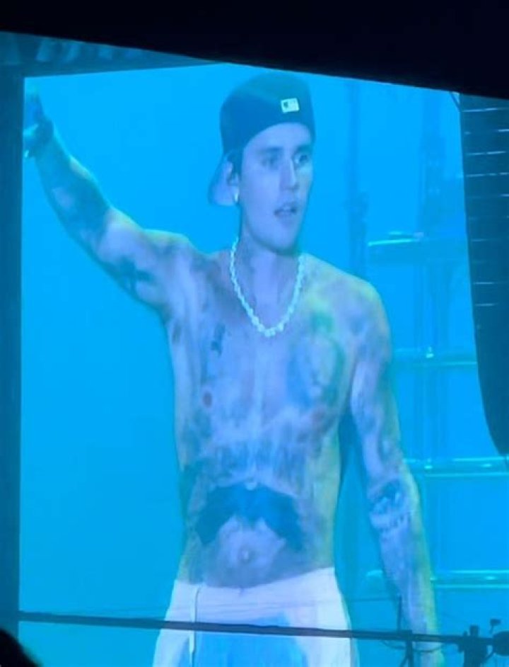Justin Bieber Goes Shirtless For 1st Show Since Facial Paralysis: Watch – Hollywood Life
