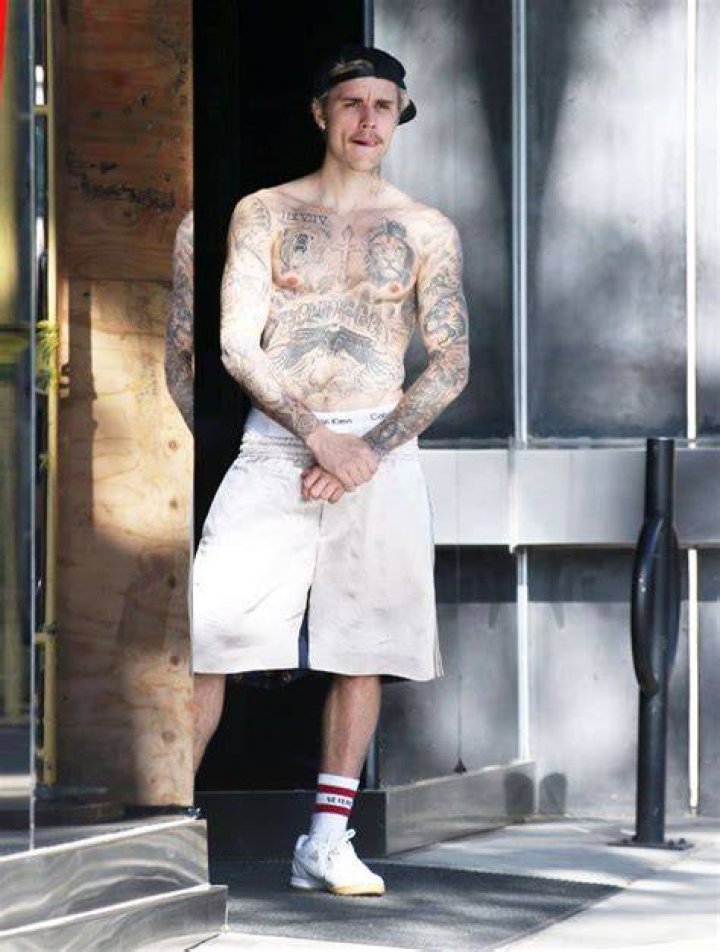 Justin Bieber Shows Off His Ripped Back Muscles While Golfing: Pics – Hollywood Life