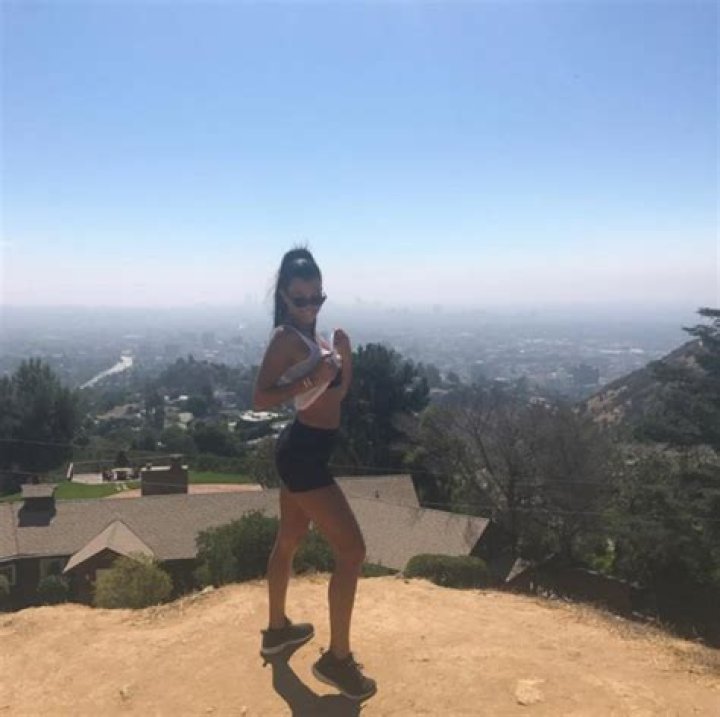Kardashian & Jenner Sisters Show Off Amazingly Toned Abs — PICS