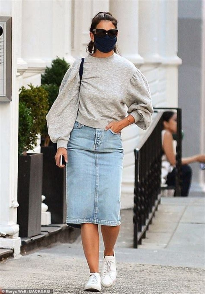 Katie Holmes Rocks Denim Skirt & Gray Sweater: Photo – Hollywood Life