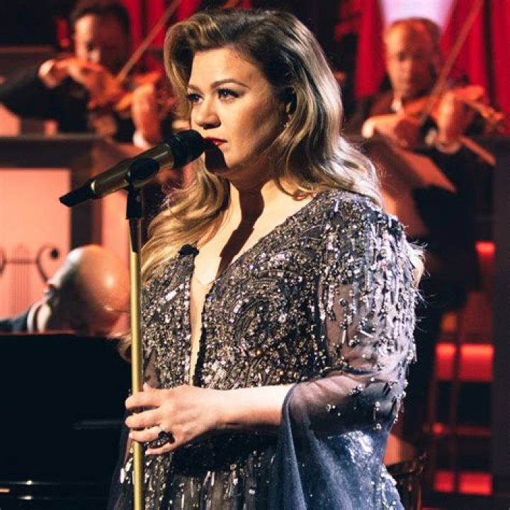 Kelly Clarkson Gets Choked Up Over Feeling ‘Alone’ For Christmas Following Divorce