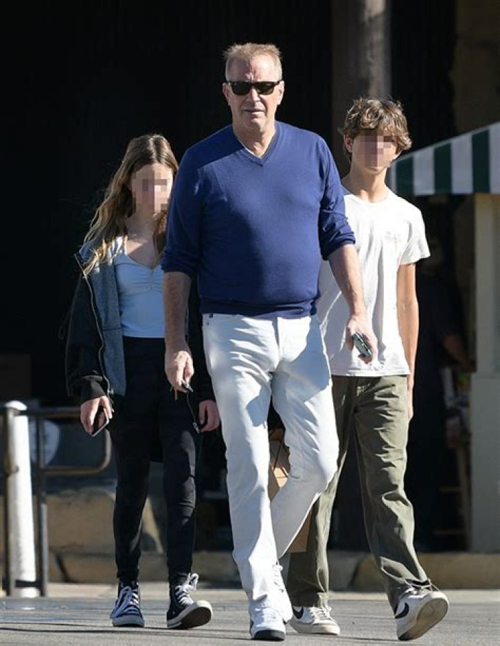 Kevin Costner & His 3 Kids Vacation In Aspen Amid Divorce: Photos – Hollywood Life