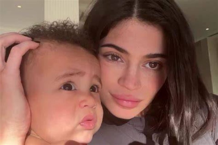 Khloe Kardashian Bathes Baby Kylie Jenner In Kitchen Sink In Throwback Vid – Hollywood Life