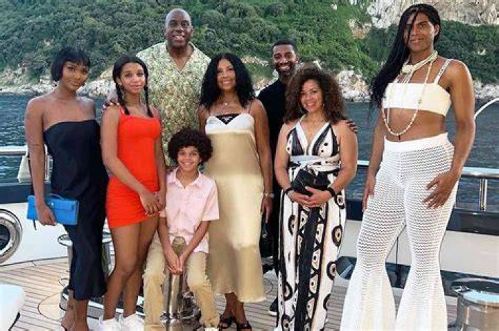 Khloe Kardashian’s Black Bikini On Yacht: Photo – Hollywood Life