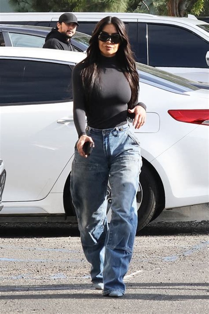 Kim Kardashian In Baggy Jeans For Saint West’s Basketball Game: Photos – Hollywood Life