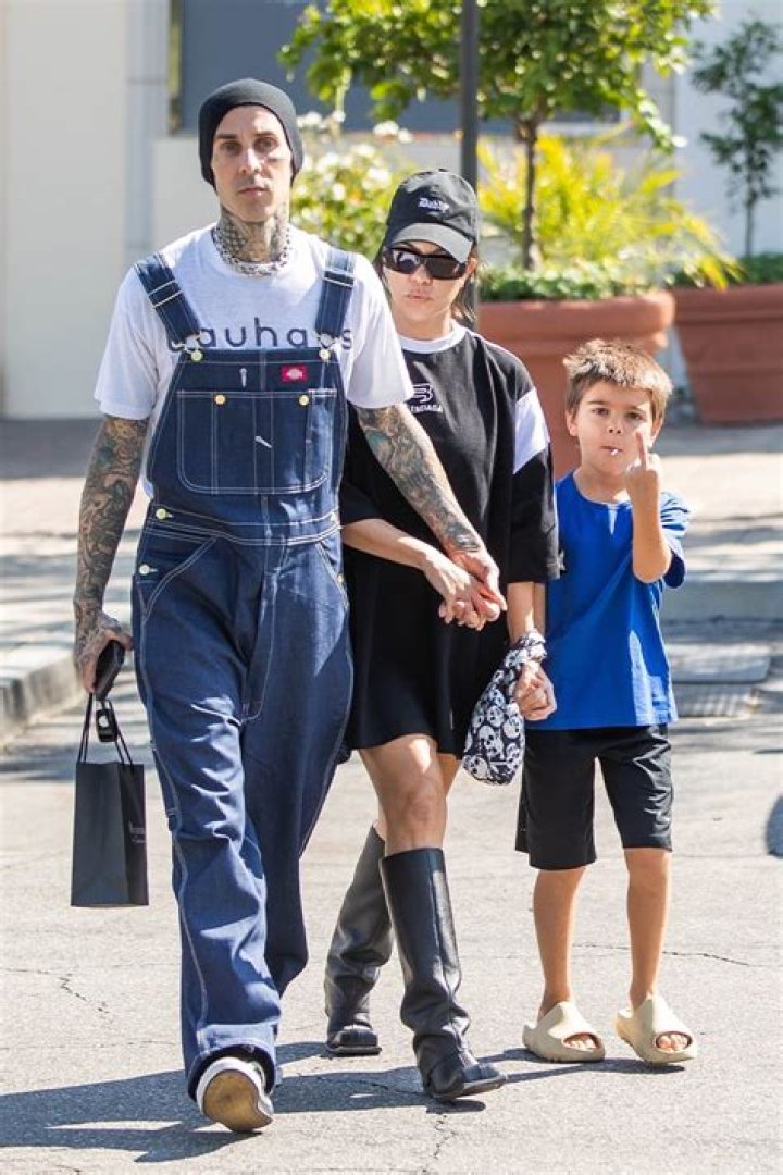 Kourtney Kardashian’s Son Reign Gives Middle Finger To Paparazzi – Hollywood Life