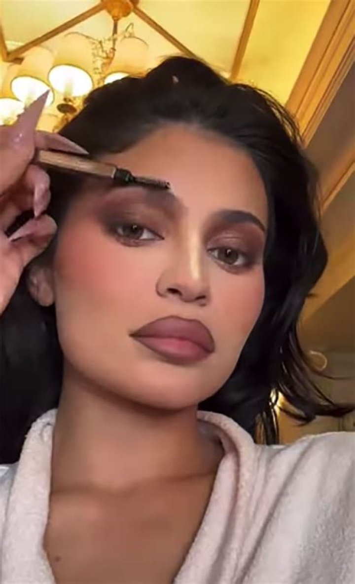 Kylie Jenner Posts Makeup-Free Selfie Before Hitting The Gym In Matching Crop Top & Leggings — Photo