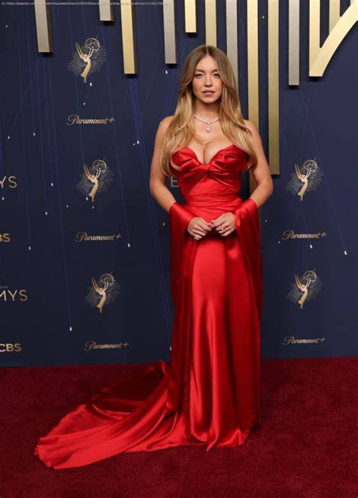 Looks Hot In Red Dress – Hollywood Life