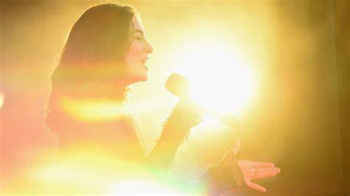 Lorde Rocks Yellow Crop Top & Matching Mini Skirt In Video For Summer Anthem ‘Solar Power’ — Watch