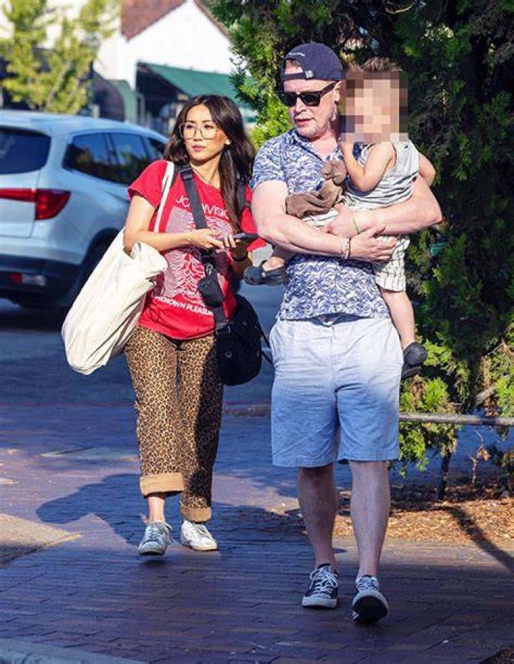 Macaulay Culkin & Brenda Song Fight Over Son With Lightsabers: Video – Hollywood Life