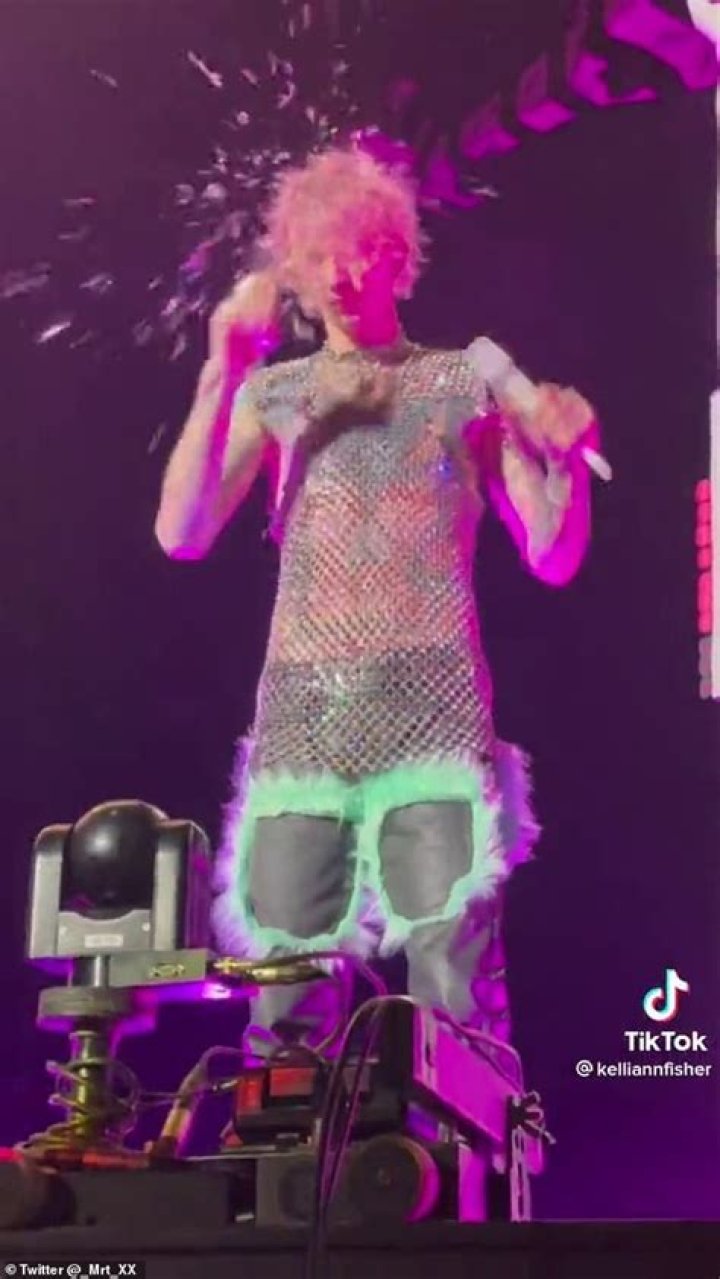 Machine Gun Kelly Smashes Glass On His Face & Leaves NYC Show Bloody – Hollywood Life