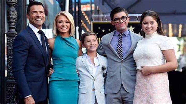 Mark Consuelos, Kelly Ripa & Kids Reunite After 3 Months Apart – Hollywood Life