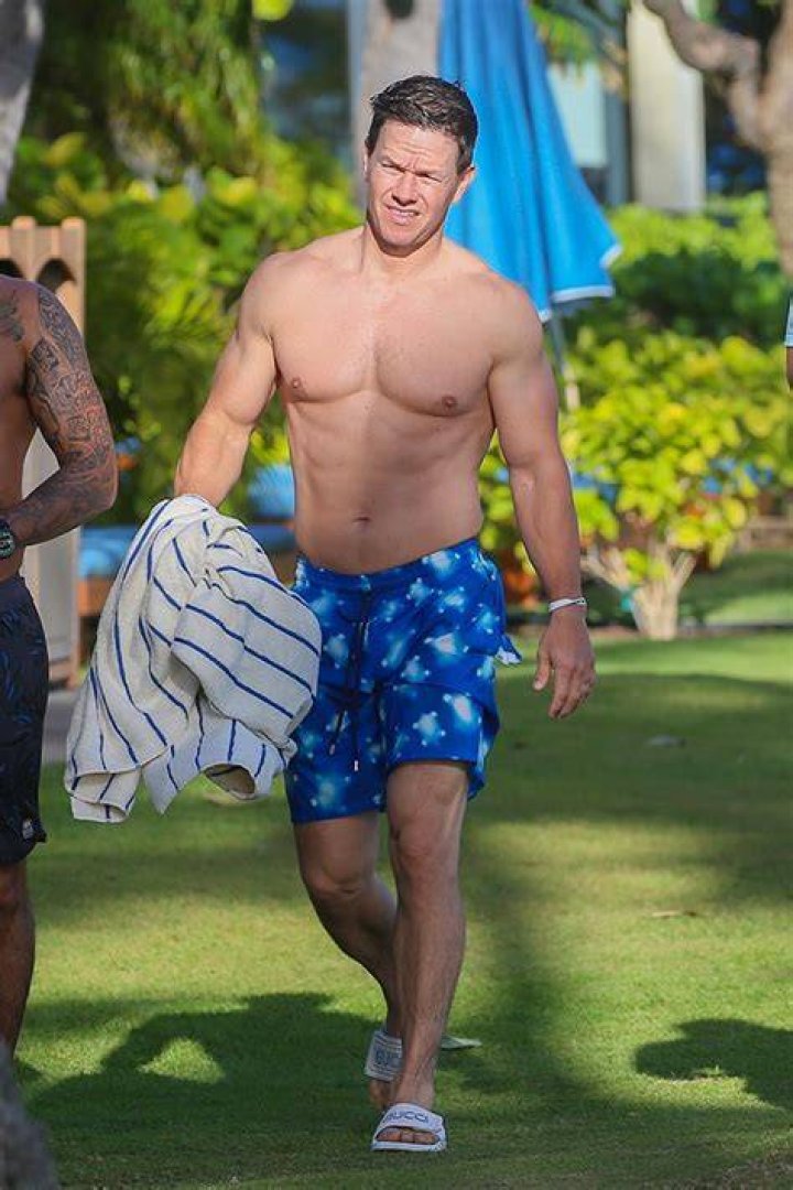 Mark Wahlberg Shows Off His Rock-Hard Abs in Hawaii – Pics – Hollywood Life