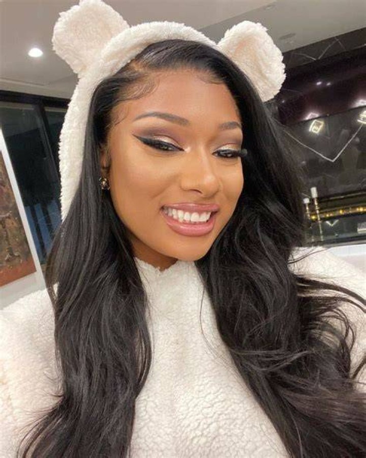 Megan Thee Stallion Posts Selfie & Fans Beg For Skincare Routine – Hollywood Life