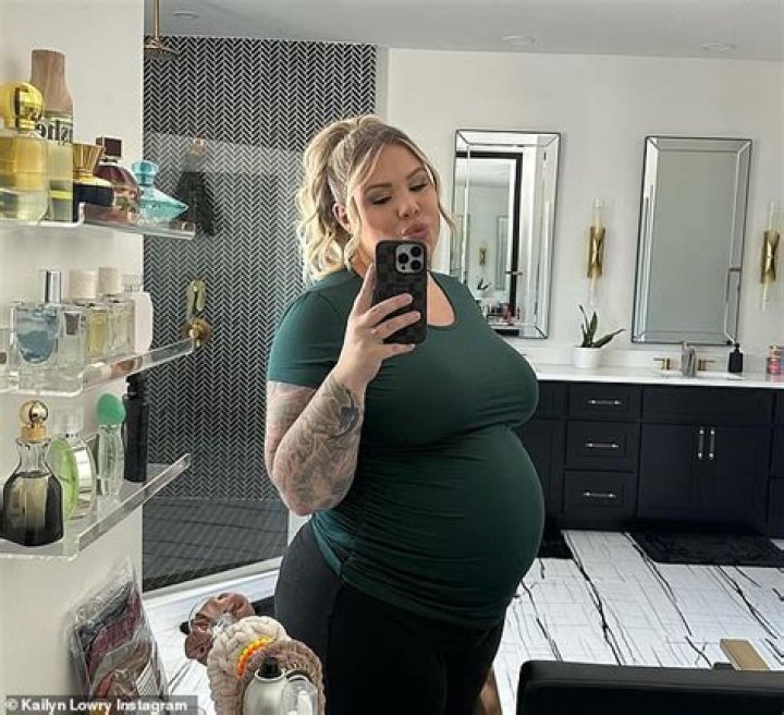 Michelle Williams: 1st Photo Of Her Baby Bump After Announcing 3rd Pregnancy